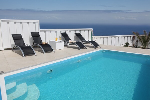 Alberca al aire libre y alberca climatizada