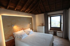 Tabla de planchar con plancha, wifi gratis y ropa de cama 