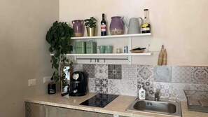 Fridge, oven, stovetop, coffee/tea maker - Apartment 'Il Giardino di Margherita' with Shared Terrace, Wi-Fi and Air Conditioning (Cava D'Aliga)