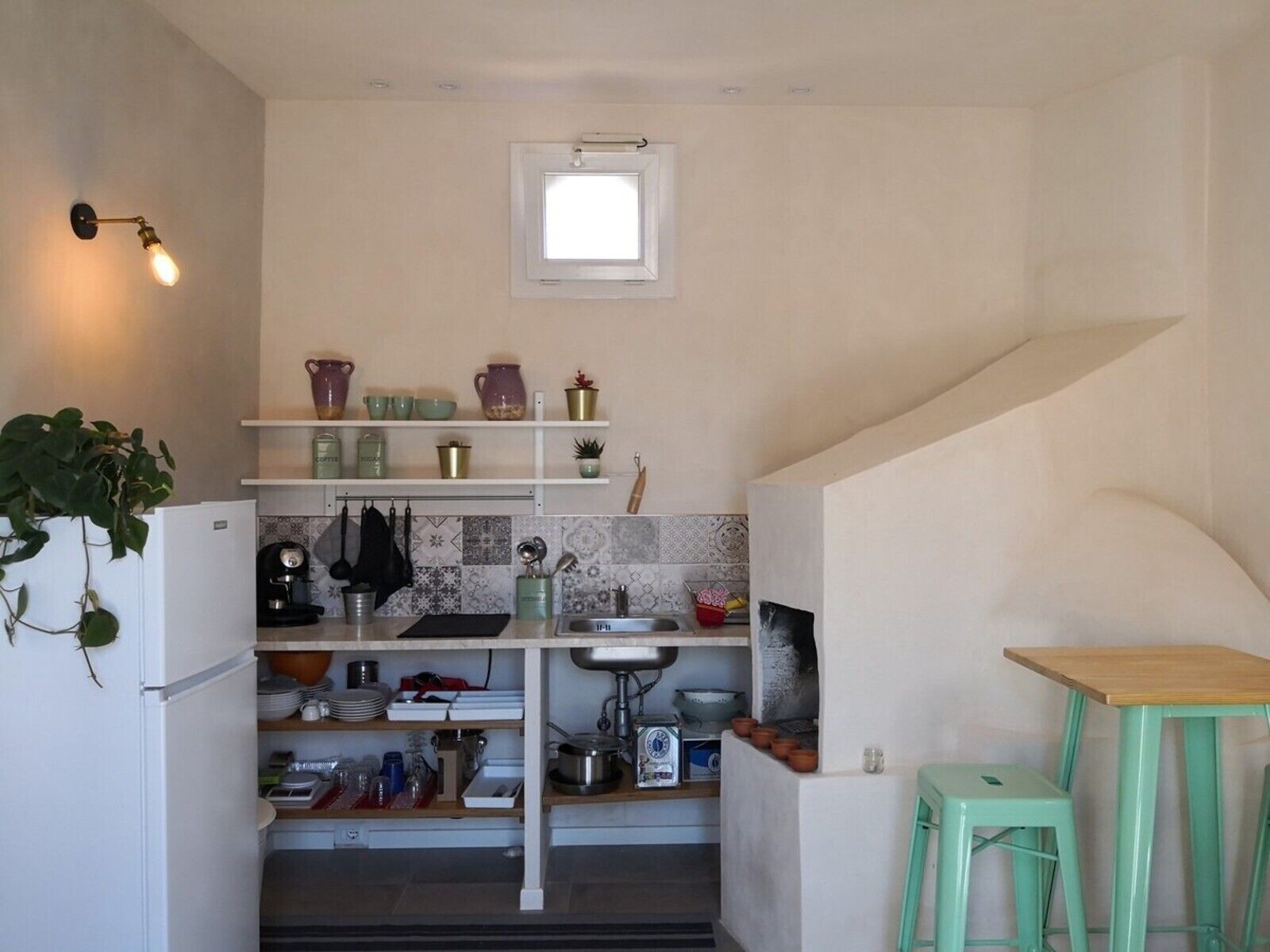 Kühlschrank, Ofen, Herdplatte, Wasserkocher mit Kaffee-/Teezubehör