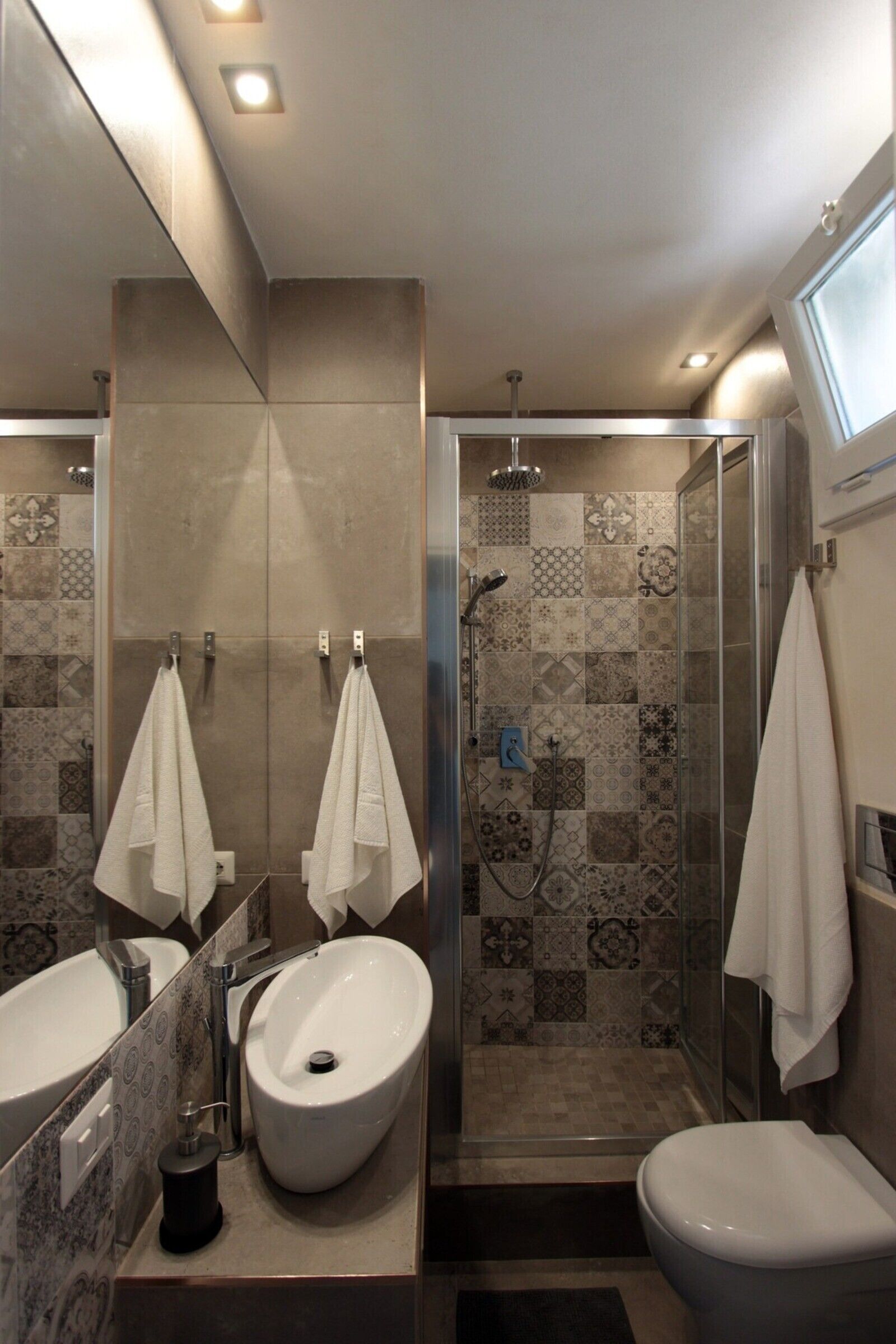 Douche, sèche-cheveux, serviettes fournies