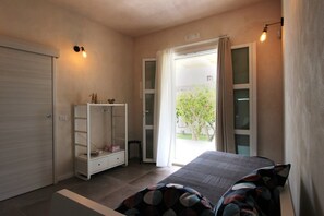 Iron/ironing board, WiFi, bed sheets - Apartment 'Il Giardino di Angelo' with Private Terrace, Wi-Fi and Air Conditioning (Cava D'Aliga)