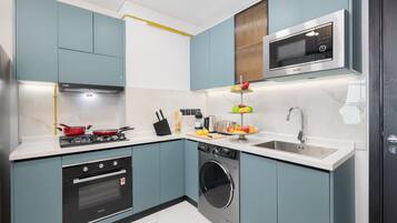 Coffee/tea maker, fridge, microwave, oven