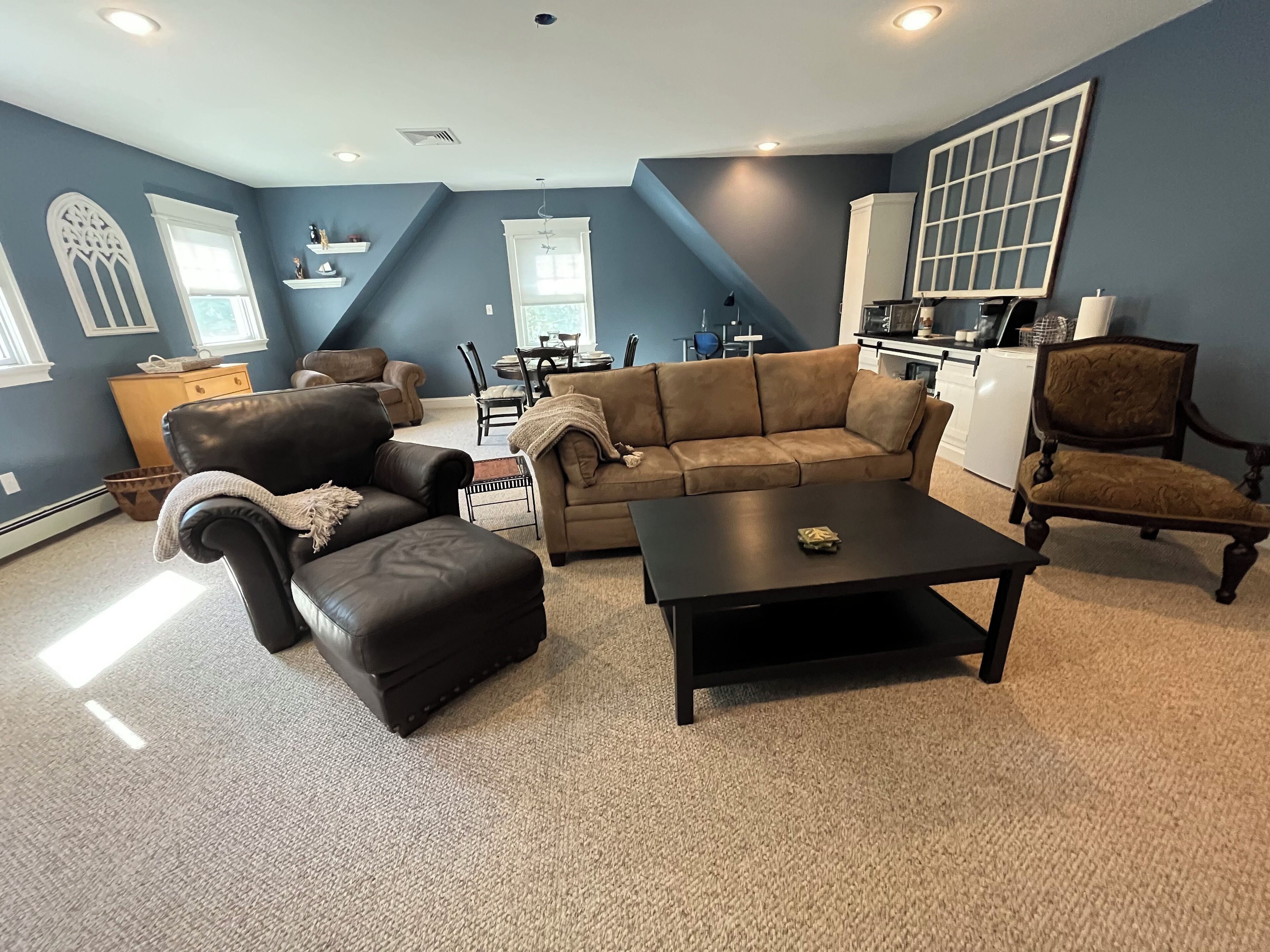 Televisión, reproductor de DVD y libros 