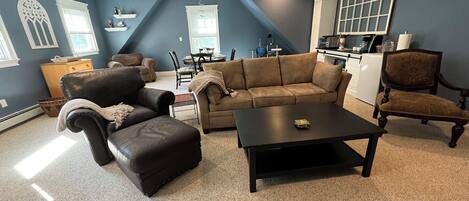 Televisión, reproductor de DVD y libros