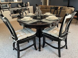 Dining - Spacious, Comfortable 1-bedroom sleeps 4 in charming Woburn near Horn Pond (Woburn)