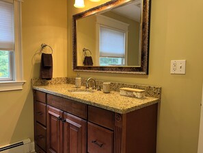 Sèche-cheveux, serviettes fournies, savon, shampoing