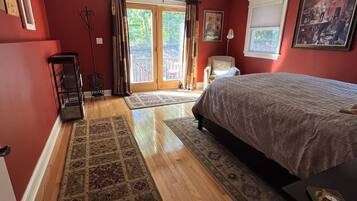 Skrivebord, strykejern/-brett, reiseseng for barn og wi-fi (inkludert)