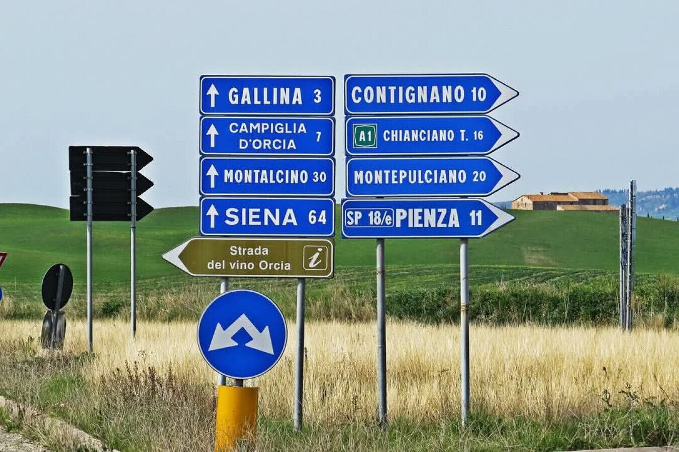 Een richtingsbord met verschillende bestemmingen en afstanden.