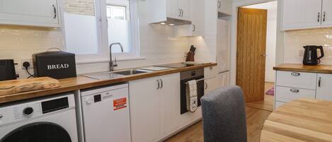 Lave-vaisselle, batterie de cuisine, vaisselle et ustensiles