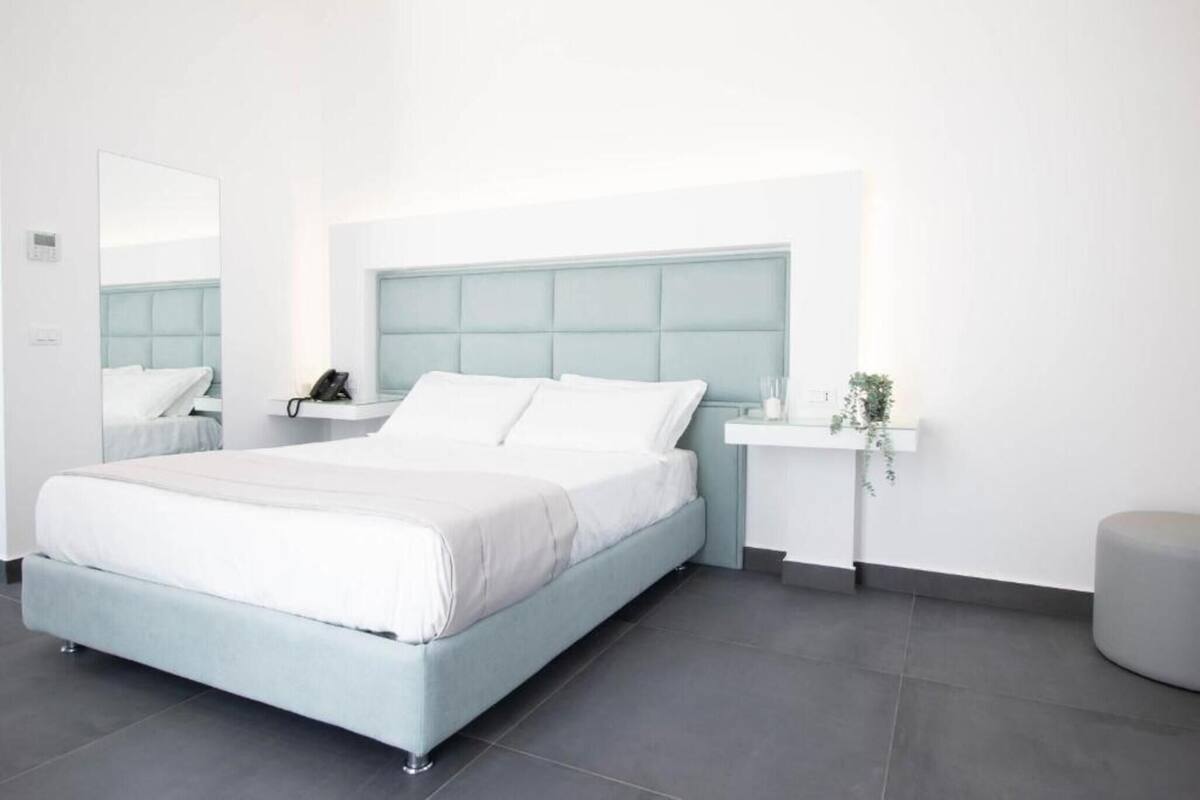 In-room safe, cribs (free), WiFi (free), bed sheets