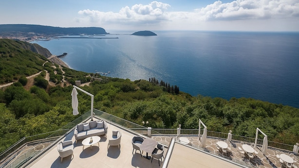 Una terraza con mobiliario exterior y una vista panorámica del océano.
