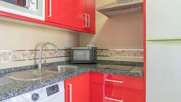 Een koelkast, een magnetron, een oven, een kookplaat