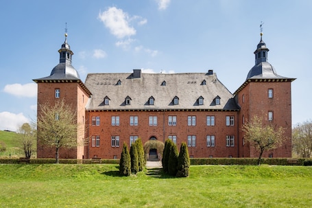 外観. Apartment 'Fewo Saalstube, Adolphsburg' with Shared Garden and Wi-Fi