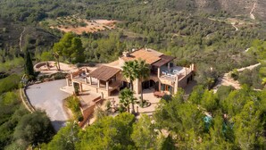 Een villa in mediterrane stijl met een binnenplaats, meerdere kamers en een zwembad.