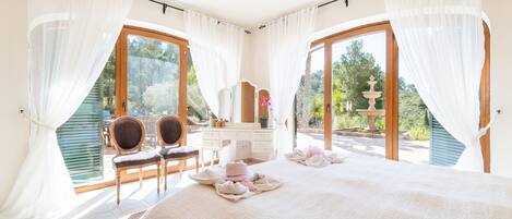 Tabla de planchar con plancha, wifi y ropa de cama