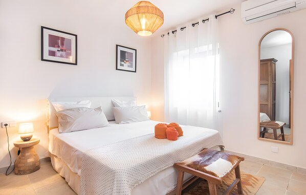 Tabla de planchar con plancha, wifi y ropa de cama 