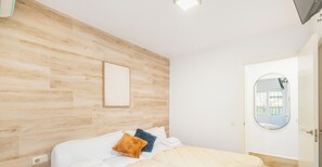 Tabla de planchar con plancha, wifi gratis y ropa de cama 