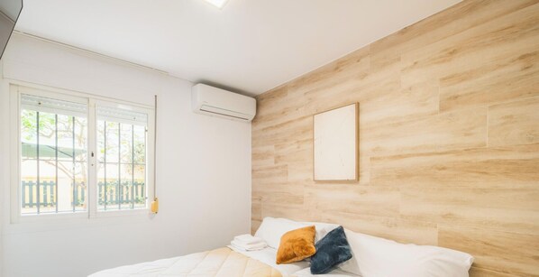 Tabla de planchar con plancha, wifi gratis y ropa de cama 