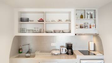 Coffee/tea maker, fridge, stovetop, dishwasher