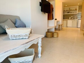 TV - Holiday Home 'Amber' with Sea View, Shared Terrace and Wi-Fi (Paros)