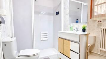 Een douche, een haardroger, handdoeken