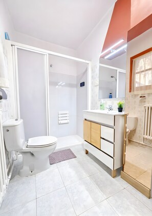 Shower, hair dryer, towels - Casa Rural Amara Bardenas – Alojamiento exclusivo en Valtierra, Navarra (Valtierra)