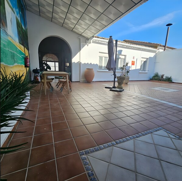 Outdoor dining - Casa Rural Amara Bardenas – Alojamiento exclusivo en Valtierra, Navarra (Valtierra)