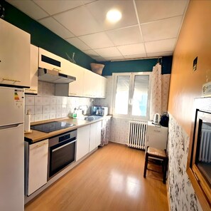 Fridge, microwave, oven, stovetop - Casa Rural Amara Bardenas – Alojamiento exclusivo en Valtierra, Navarra (Valtierra)