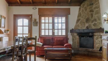 TV, fireplace, stereo