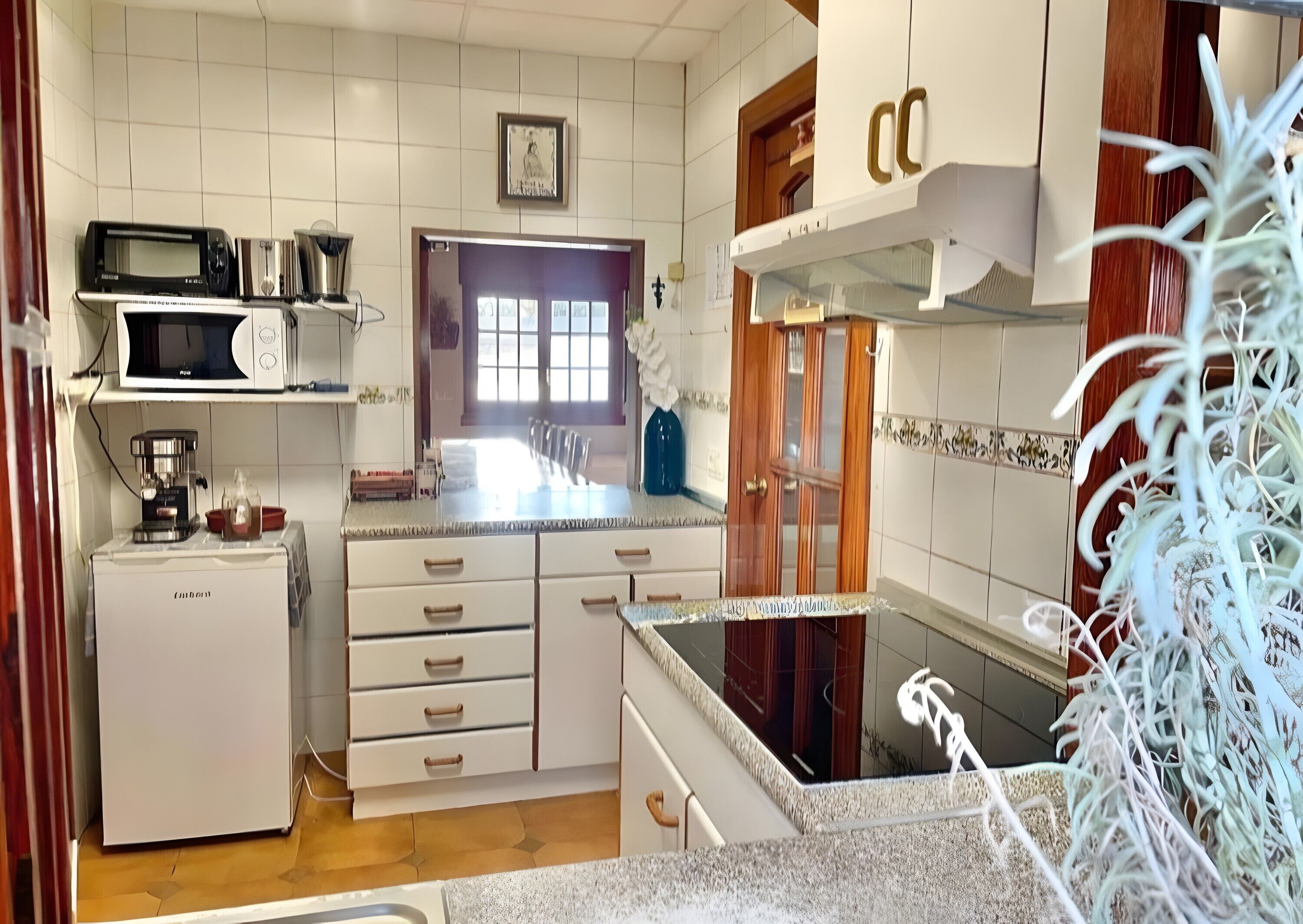 Réfrigérateur, micro-ondes, plaque de cuisson, cafetière/bouilloire