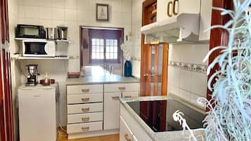 Réfrigérateur, micro-ondes, plaque de cuisson, cafetiÚre/bouilloire