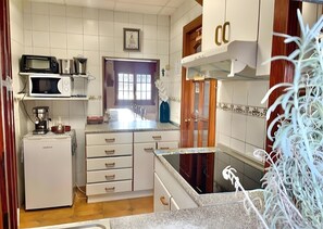 Réfrigérateur, micro-ondes, plaque de cuisson, cafetière/bouilloire