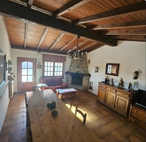 TV, lareira, aparelho de som