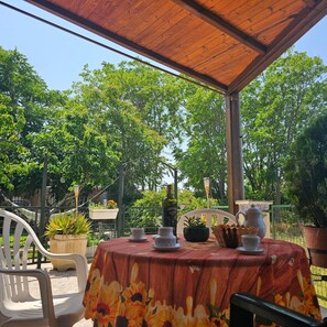 Outdoor dining - Casa Rural Oliver: Encanto y Comodidad junto a las Bardenas Reales (Valtierra)