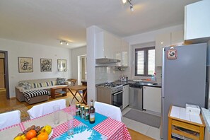 Kühlschrank, Mikrowelle, Herdplatte, Geschirrspüler
