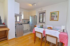 Kühlschrank, Mikrowelle, Herdplatte, Geschirrspüler