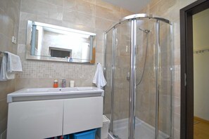 Shower, towels - Villa Kaciol Veli Lošinj B4+2*** A (Veli Lošinj)