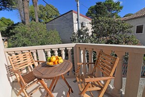 Outdoor dining - Villa Kaciol Veli Lošinj B4***B (Veli Lošinj)