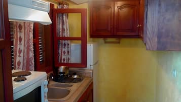 Een koelkast, een oven, een kookplaat, een koffiezetapparaat/waterkoker