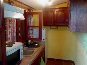 Fridge, oven, stovetop, coffee/tea maker