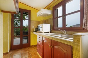 Refrigerador, horno, parrilla de estufa y cafetera y tetera 