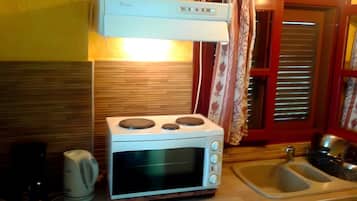 Kühlschrank, Ofen, Herdplatte, Wasserkocher mit Kaffee-/Teezubehör