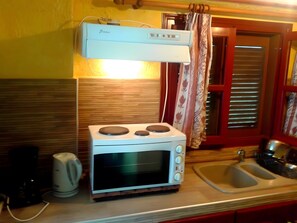 Réfrigérateur, four, plaque de cuisson, cafetière/bouilloire