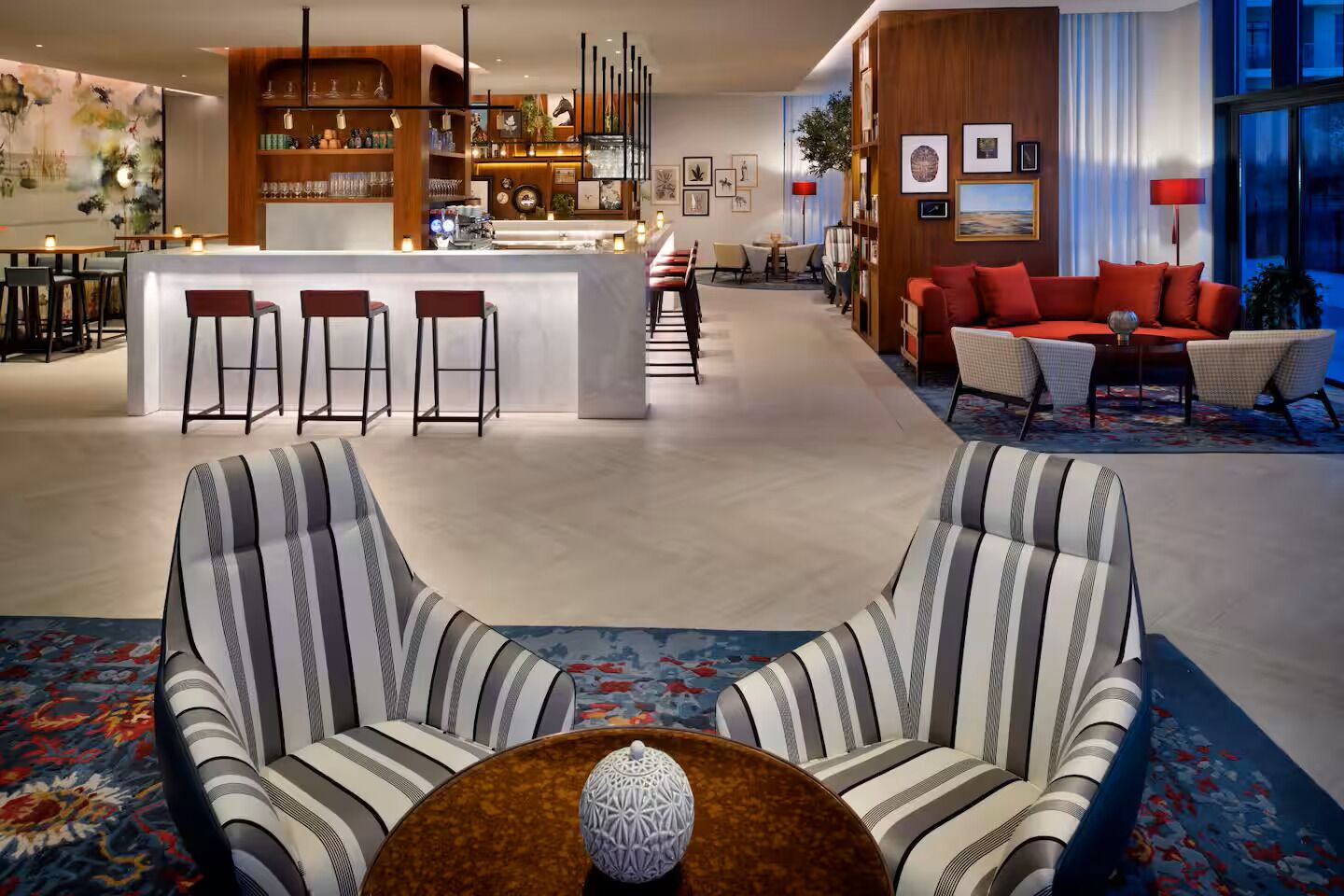 Ein modernes Interieur mit Barbereich, Sitzgelegenheiten und einem Essbereich.