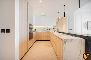 Wasserkocher mit Kaffee-/Teezubehör, Kühlschrank, Mikrowelle, Ofen