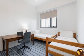 3 Schlafzimmer, Schreibtisch, Bügeleisen/Bügelbrett, WLAN