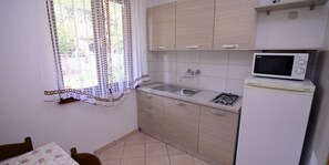 Fridge, stovetop, cookware/dishes/utensils - Arsenio / Arsenio 1 in Veli Lošinj (Veli Lošinj)