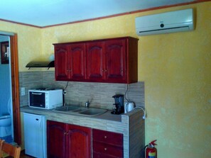 Frigorífic, forn, placa de cuina i cafetera i tetera 