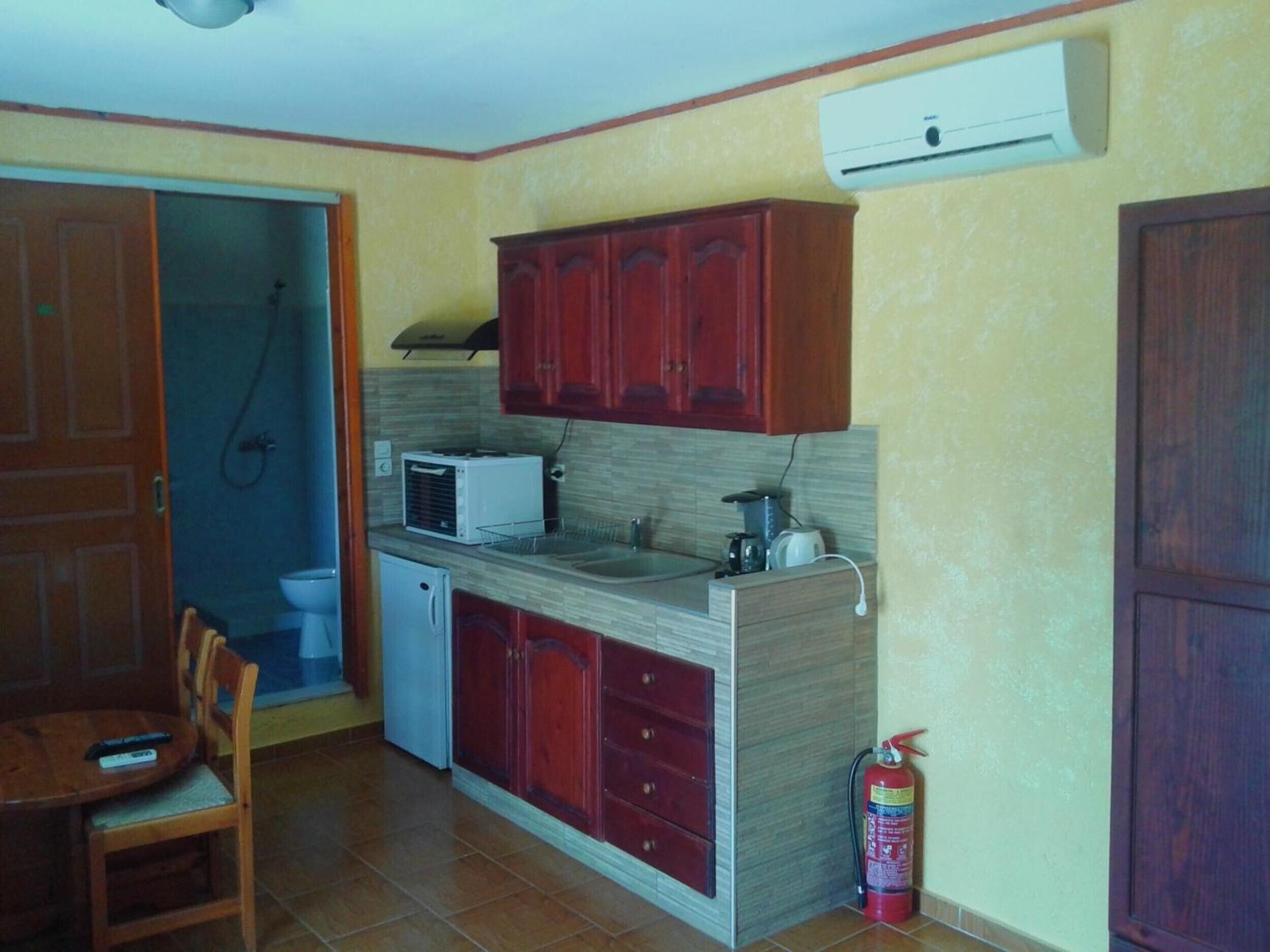 Kühlschrank, Ofen, Herdplatte, Wasserkocher mit Kaffee-/Teezubehör